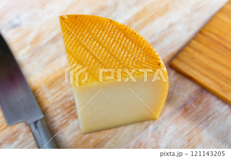Slices of traditional spanish semi-hard cheese from milk of sheep 121143205