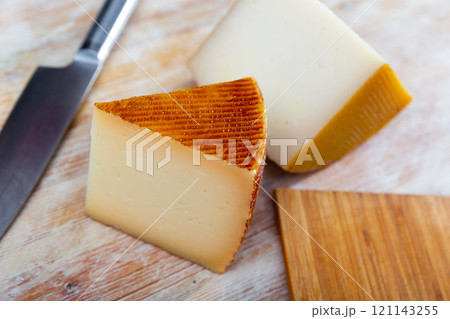 Sliced spanish artisanal semi hard cow milk cheese Sliced spanish artisanal semi hard cow milk cheese 121143255
