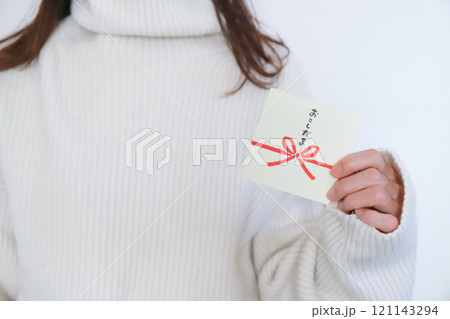 お年玉袋を持った手元 121143294