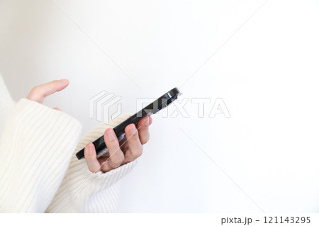 スマホを使う手元 121143295