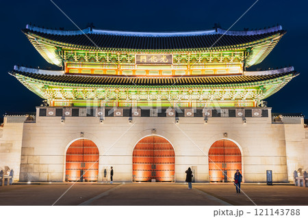 ソウル　夜の光化門 121143788
