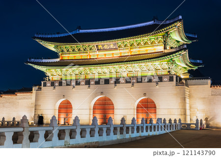 ソウル　夜の光化門 121143790