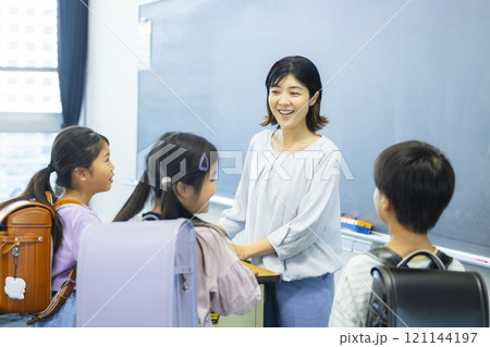 教室の小学生 教室の小学生 121144197