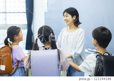 教室の小学生 121144198