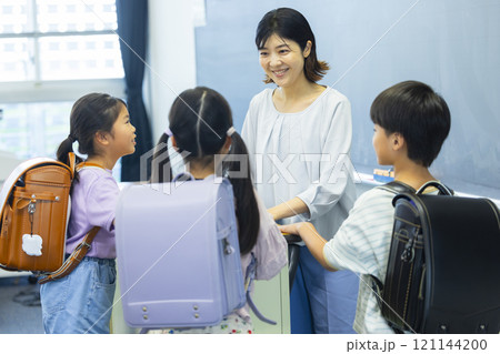 教室の小学生 121144200