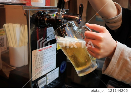 手動で注ぐ生ビール 121144206