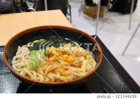 駅ナカフードコートで食べる天ぷらうどん 121144209
