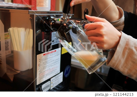 手動で注ぐ生ビール 121144213