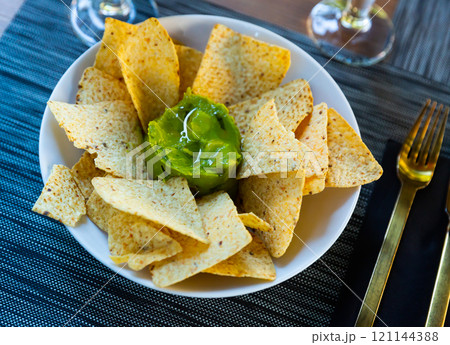Nachos con guacamole. Corn chips. Nachos con guacamole. Corn chips. 121144388
