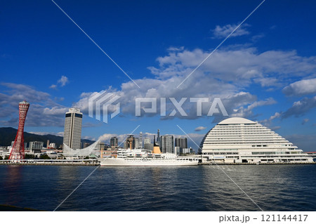 神戸市のメリケンパークと都市風景 121144417