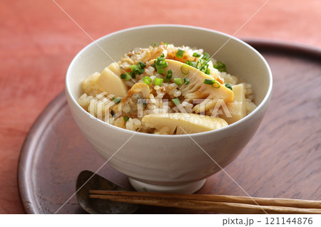 茶碗に乗せたご飯と具材を一緒に炊く日本料理の炊き込みご飯 121144876