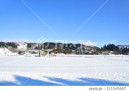 JR東日本飯山線の越後川口駅から十日町駅までの風景(2022年12月) 121145087