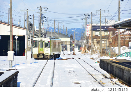 JR東日本飯山線の越後川口駅から十日町駅までの風景(2022年12月) 121145126