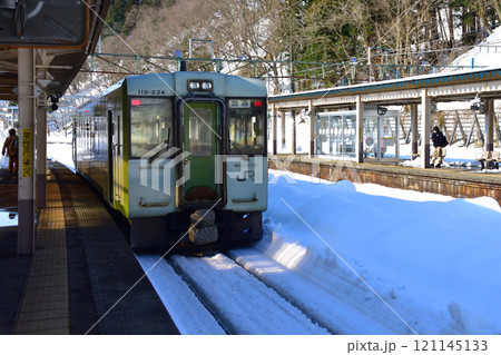 JR東日本飯山線の越後川口駅から十日町駅までの風景(2022年12月) 121145133