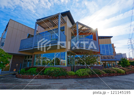 尾久図書館と青空　光芒 121145195