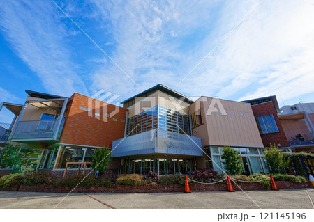 尾久図書館と青空 121145196