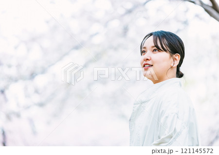 桜の花と若い女性 桜の花と若い女性 121145572