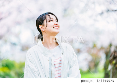 桜の花と若い女性 121145573