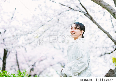 桜の花と若い女性 桜の花と若い女性 121145587
