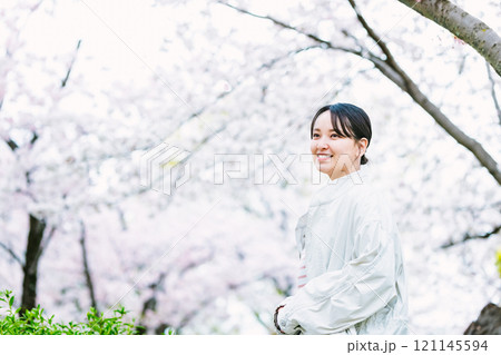 桜の花と若い女性 桜の花と若い女性 121145594