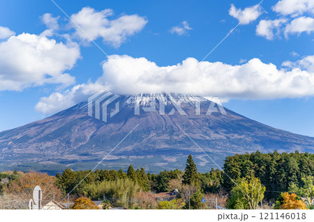 静岡県富士宮市の白糸の滝公園から見た紅葉と富士山 121146018