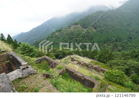 東洋のマチュピチュ別子銅山　東平貯鉱庫跡 121146700