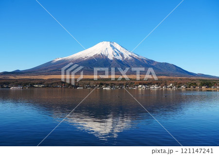 湖に映る富士山 121147241
