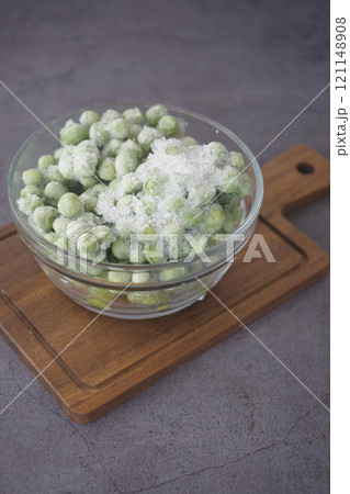 Frozen Green Peas Available in a bowl  121148908