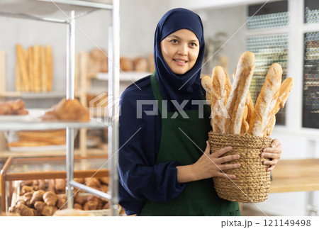 Muslim seller holding bread 121149498