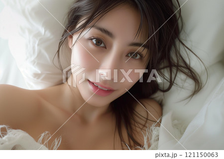 白い毛布に包まれた寝起きの綺麗な女性 121150063