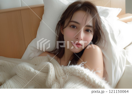 白い毛布に包まれた寝起きの綺麗な女性 白い毛布に包まれた寝起きの綺麗な女性 121150064