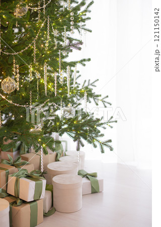 New year tree. Classic christmas New Year decorated room. Christmas tree with glass decorations. Christmas eve at home 121150142