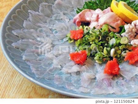 トラフグの味に匹敵する美味しさ、カワハギの薄造り(刺身)の写真 トラフグの味に匹敵する美味しさ、カワハギの薄造り(刺身)の写真 121150824