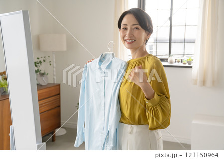 部屋で洋服を選ぶ女性 部屋で洋服を選ぶ女性 121150964