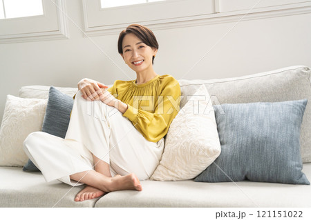ソファーに座る若い女性のポートレート ソファーに座る若い女性のポートレート 121151022