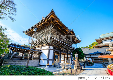 秋の成田山新勝寺　総門　千葉県成田市 121151465