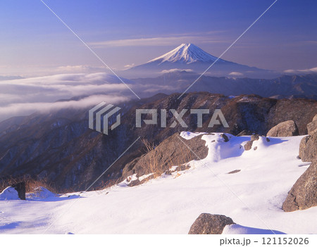 厳冬標高1920メ－トル白谷ノ丸より雪原の向こうに浮かぶ富士山と雲海 121152026