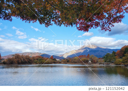 滋賀県米原市、三島池の秋景色 121152042