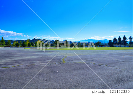 遥か赤城山を望む沼田市運動公園　利根川沿い　スポーツ公園　沼田市　　　 121152320