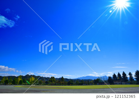 遥か赤城山を望む沼田市運動公園　利根川沿い　スポーツ公園　沼田市　　　 121152365