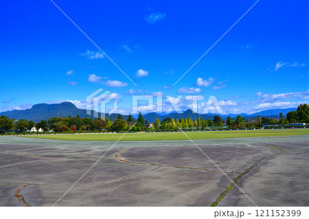 三峰山　赤城山を望む沼田市運動公園　利根川沿い　スポーツ公園　沼田市　　　 121152399