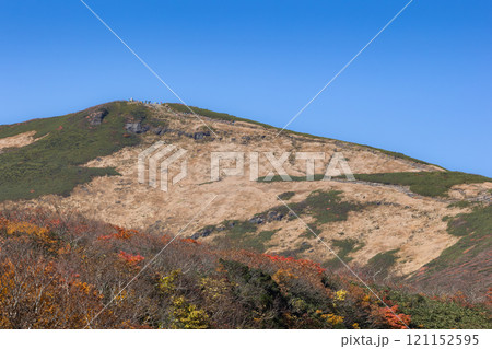 紅葉の頃の登山東栗駒山コースから見る栗駒山 121152595