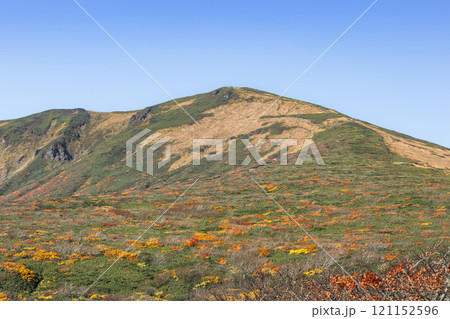 紅葉の頃の栗駒山 121152596