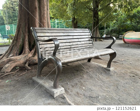 公園のベンチ 121152621