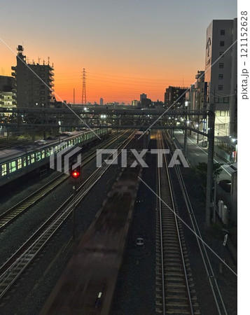朝焼けを走る列車 121152628