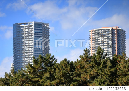 青空とマンション(東京都江東区の東雲付近) 青空とマンション(東京都江東区の東雲付近) 121152638