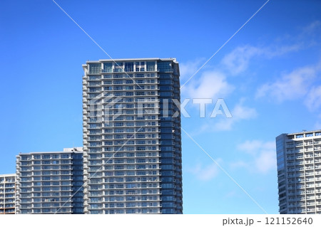 青空とマンション（東京都江東区の東雲付近） 121152640