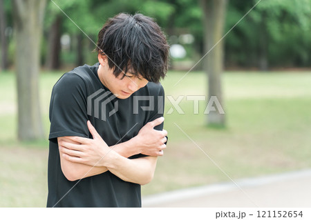 トレーニング中に汗冷えした男性（寒い・薄着・冷え） 121152654