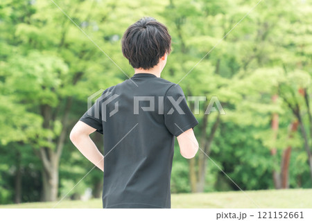 公園でウォーキング・ジョギング・ランニング・運動・有酸素運動・トレーニングをする若い男性 公園でウォーキング・ジョギング・ランニング・運動・有酸素運動・トレーニングをする若い男性 121152661