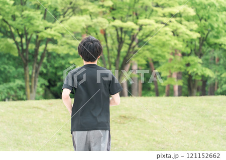 公園でウォーキング・ジョギング・ランニング・運動・有酸素運動・トレーニングをする若い男性 121152662